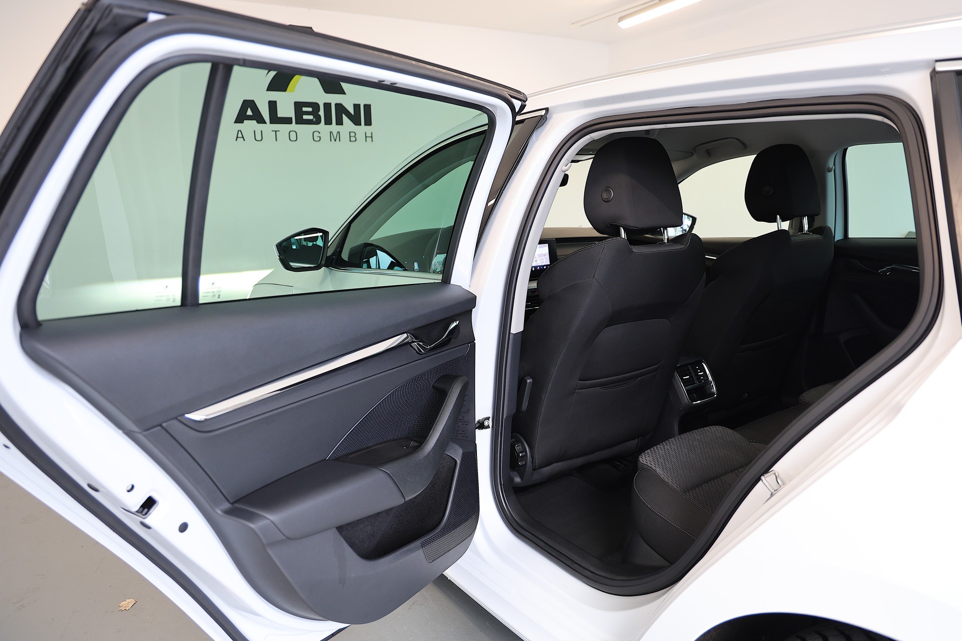 SKODA Octavia Combi 2.0 TDI DSG Style-image-13