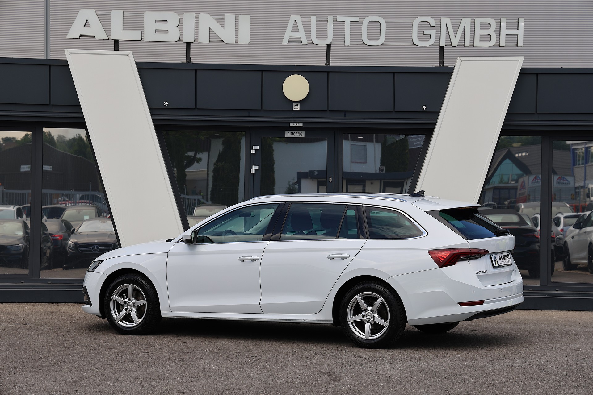 SKODA Octavia Combi 2.0 TDI DSG Style-showroom-element-3