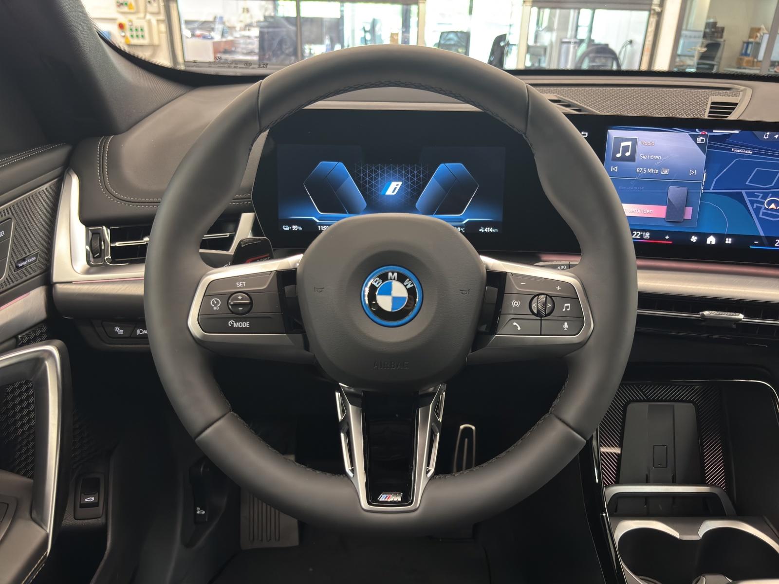 BMW iX1 30 xDrive-image-10