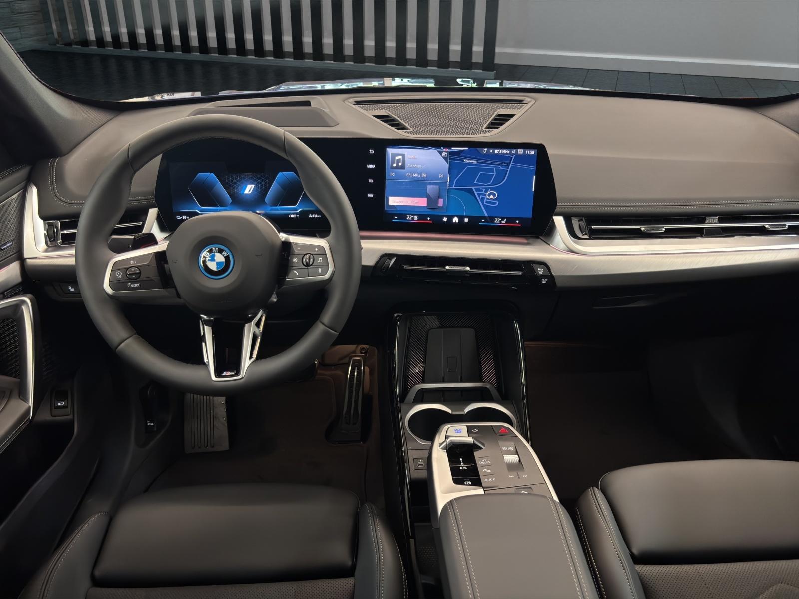 BMW iX1 30 xDrive-image-9