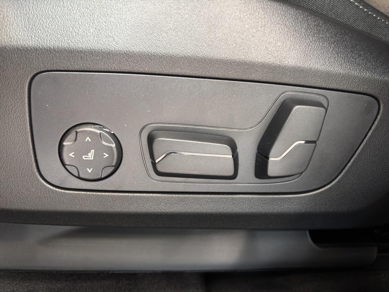 BMW iX1 30 xDrive-image-20