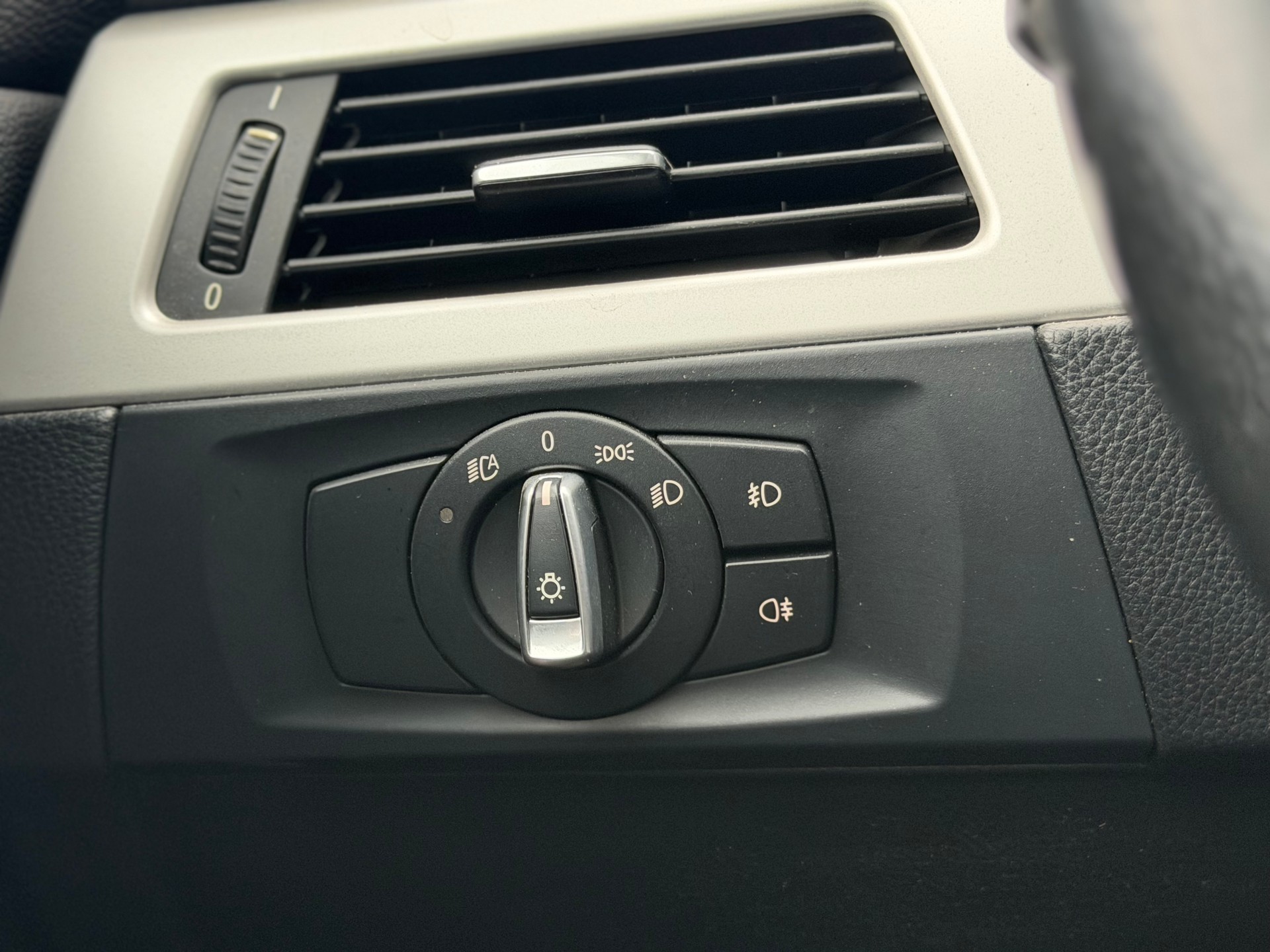 BMW 325i xDrive Touring Steptronic-image-12