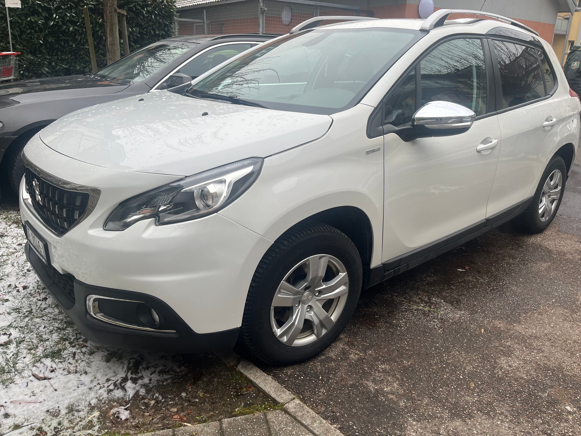 PEUGEOT 2008 1.2 PureTech Style EAT6-image-4