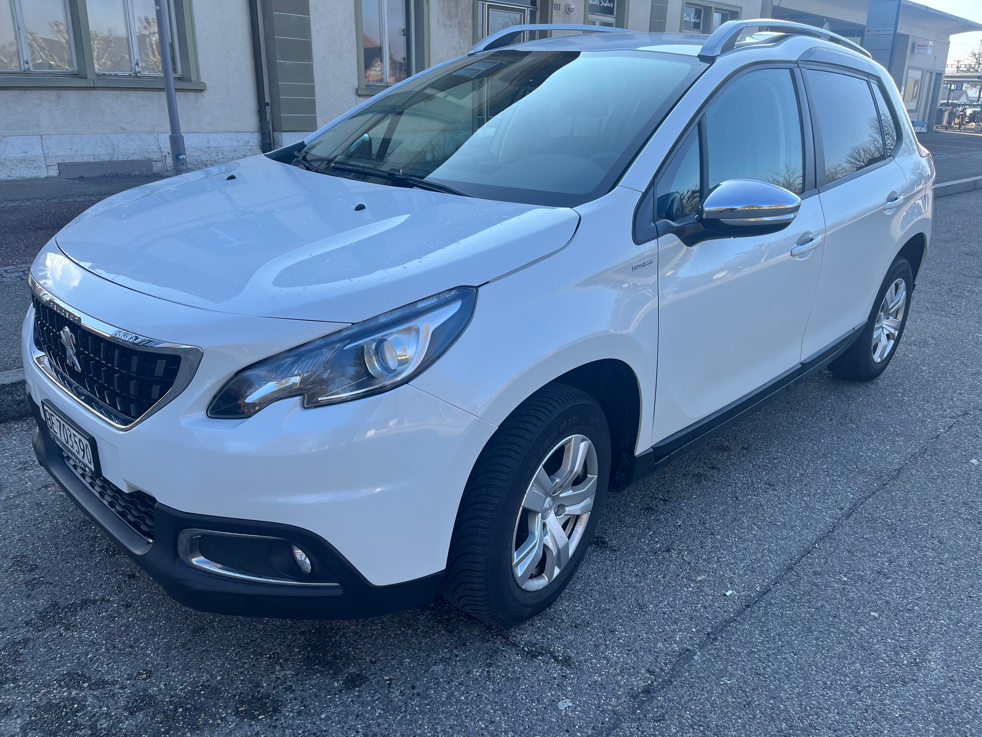 PEUGEOT 2008 1.2 PureTech Style EAT6-image-6