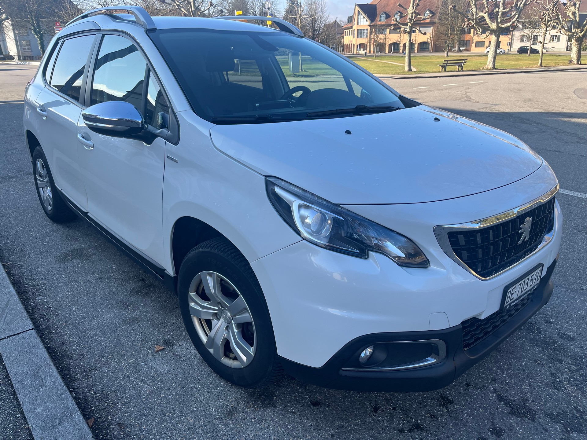 PEUGEOT 2008 1.2 PureTech Style EAT6-image-0