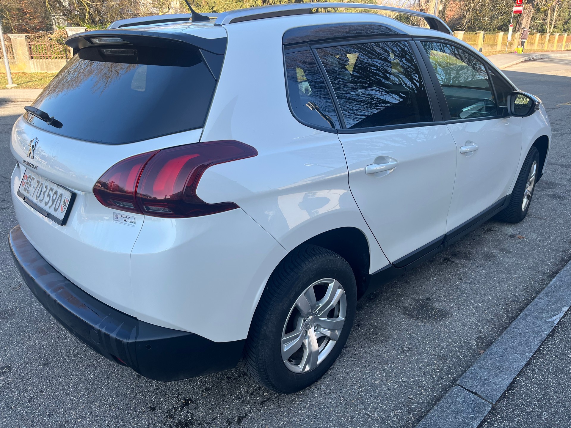 PEUGEOT 2008 1.2 PureTech Style EAT6-image-1