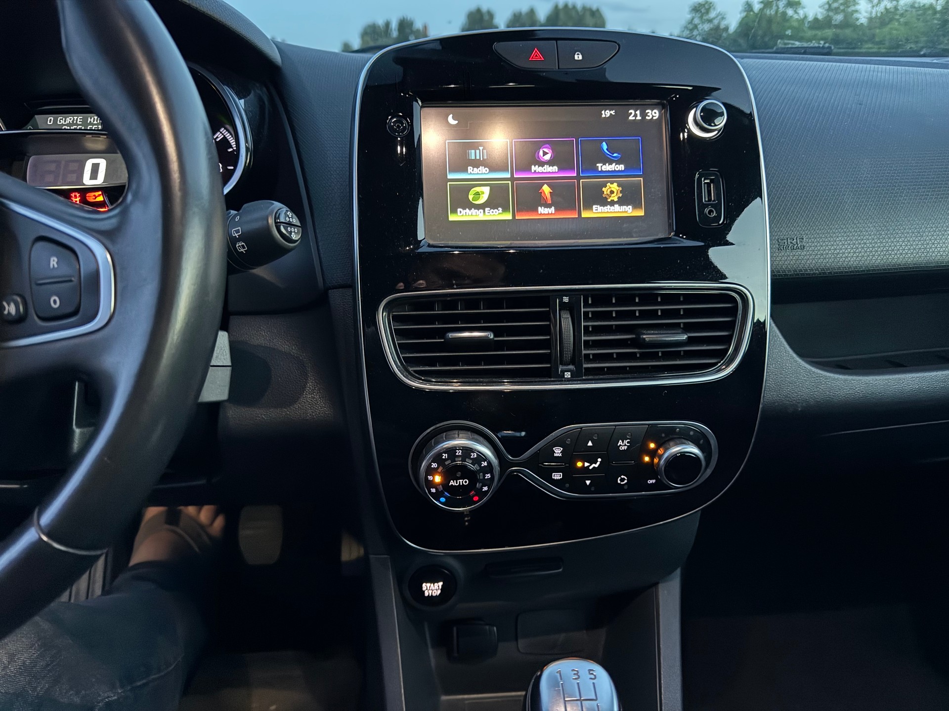 RENAULT Clio 0.9 12V Intens-image-16