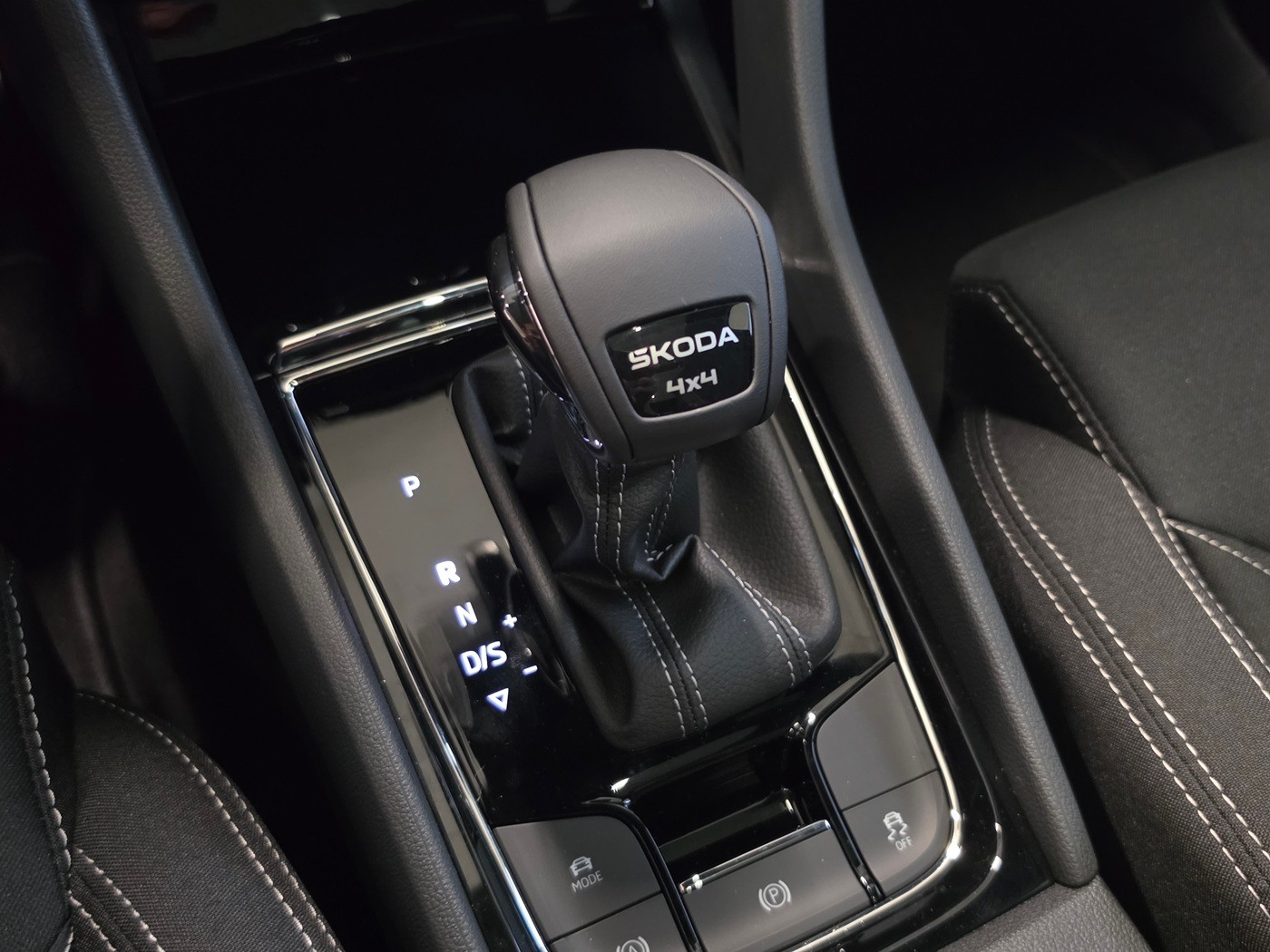 SKODA Karoq 2.0 TSI SportLine 4x4 DSG-image-14
