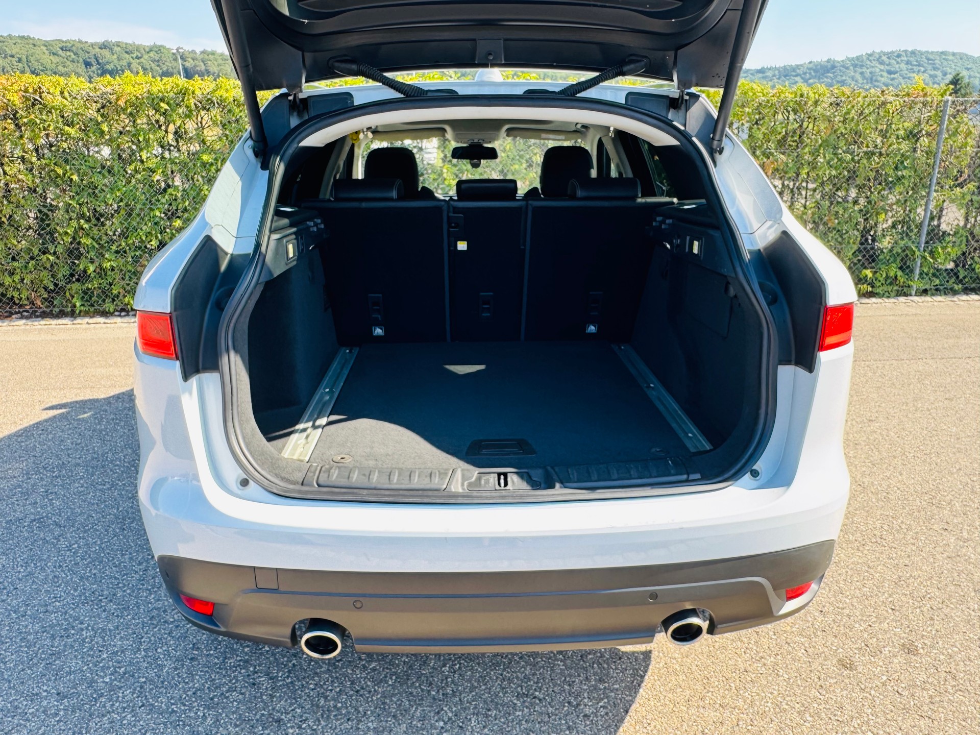 JAGUAR F-Pace 3.0 TD R-Sport *300PS* AWD Automatik-image-14