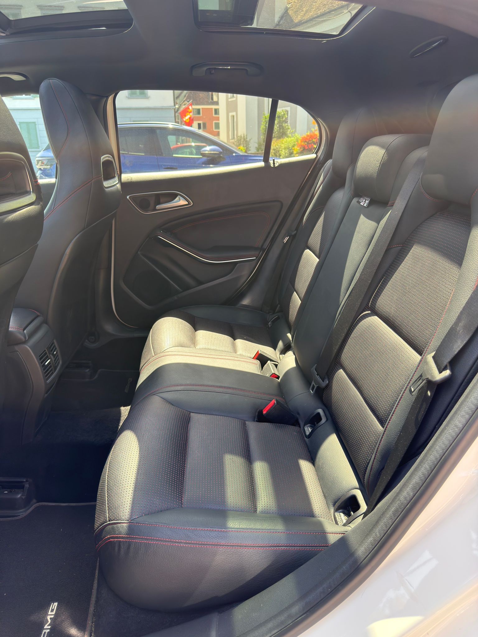 MERCEDES-BENZ GLA 250 AMG Line 4m-image-5