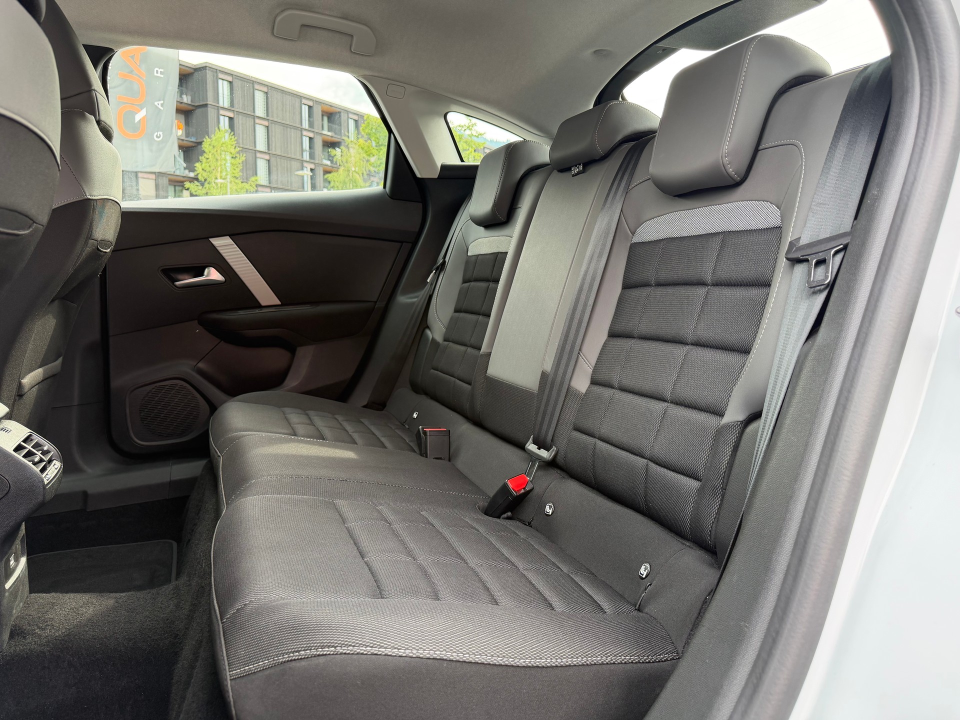 CITROEN C4 1.2 130 Plus EAT8-image-12