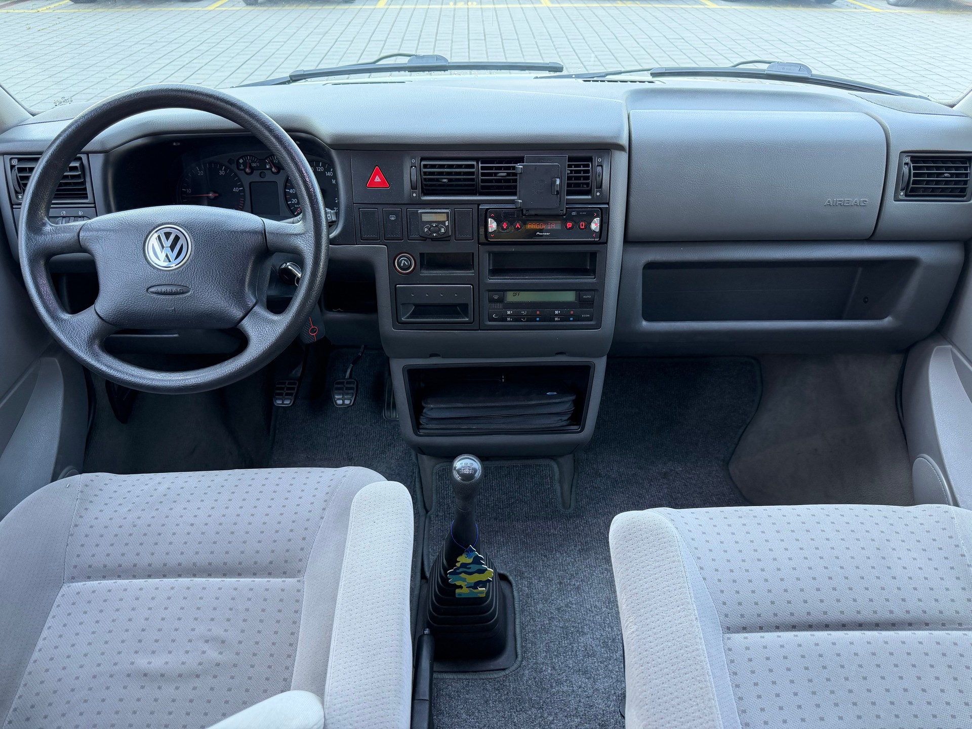 VW T4 Caravelle 2.5TDI ABS-image-11