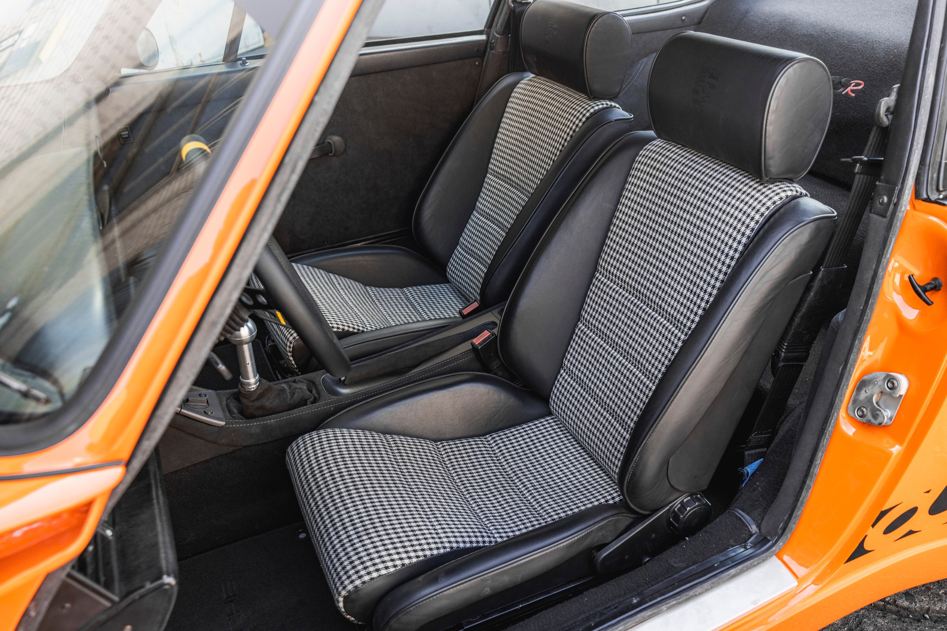PORSCHE 911 Carrera 2-image-6