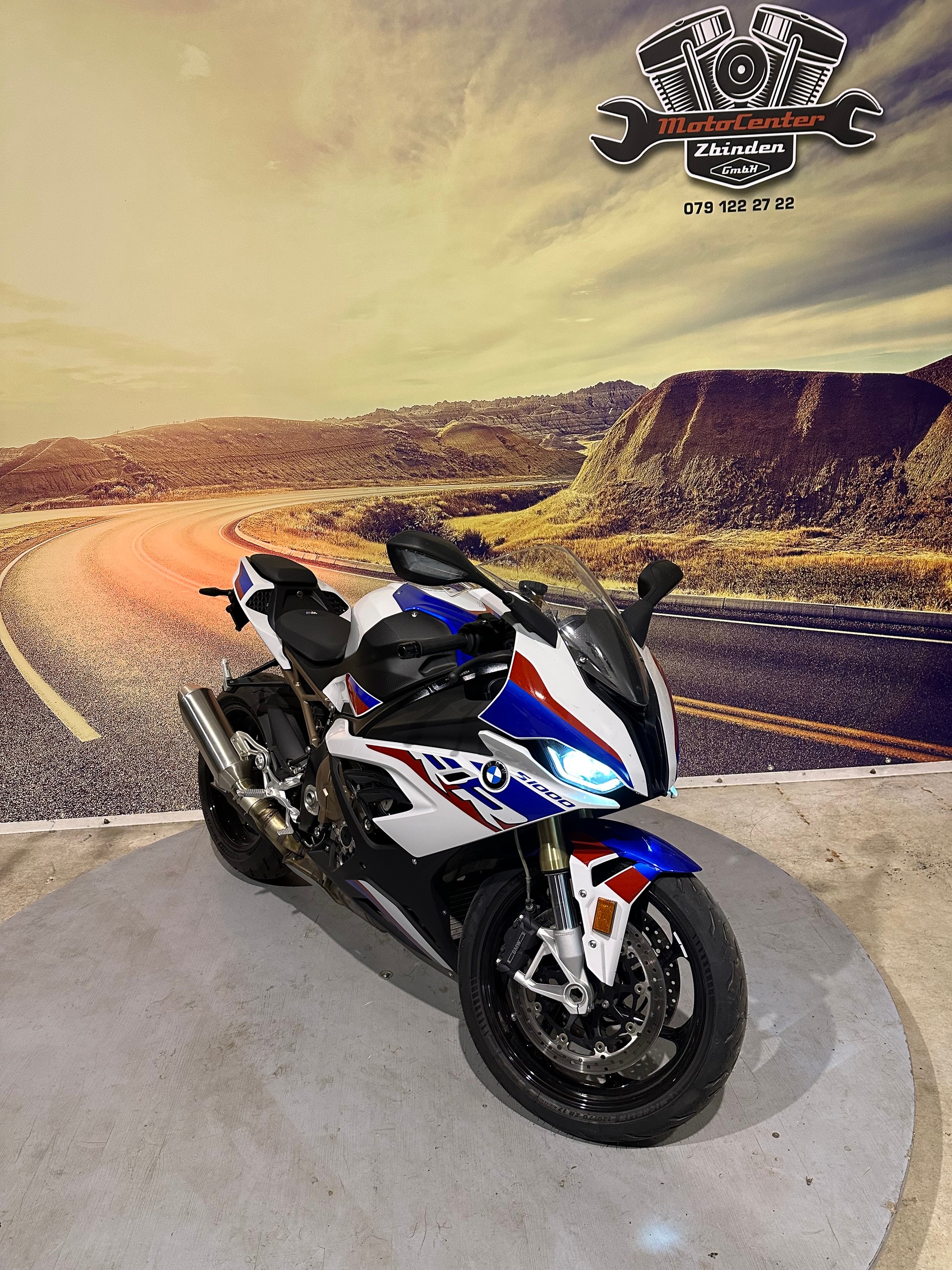 BMW S 1000 RR mit Carbonräder-showroom-element-1