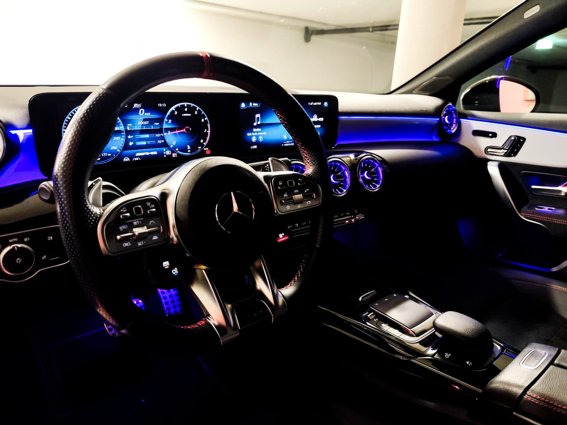MERCEDES-BENZ A 35 AMG 4matic-image-16