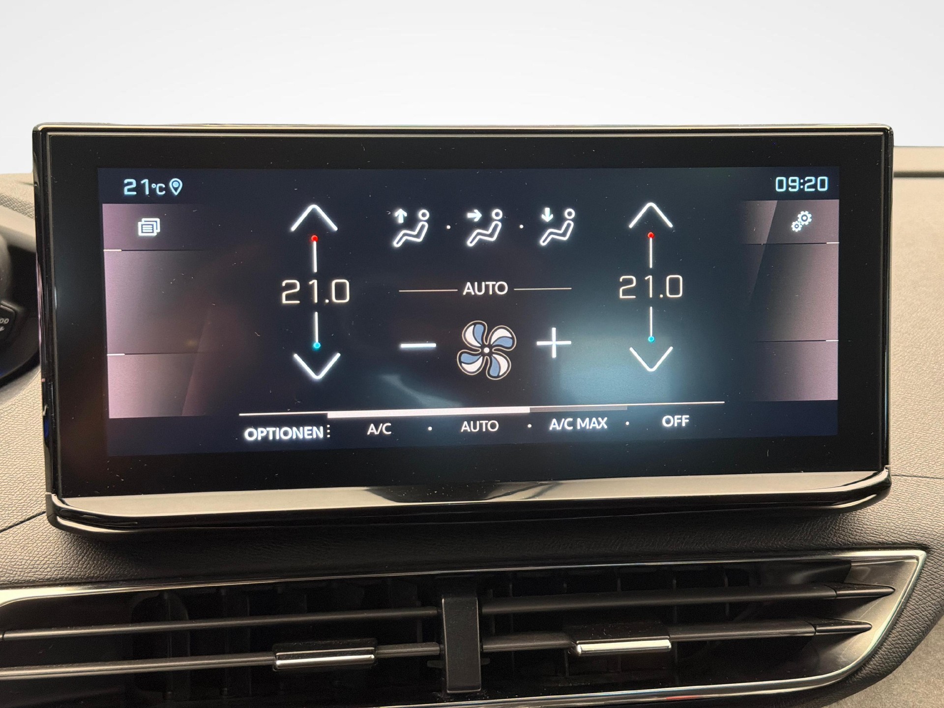 PEUGEOT 3008 1.5 BlueHDi GT Pack-image-17