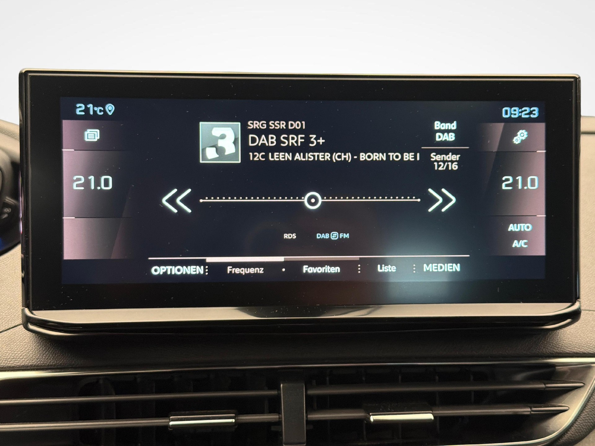PEUGEOT 3008 1.5 BlueHDi GT Pack-image-16