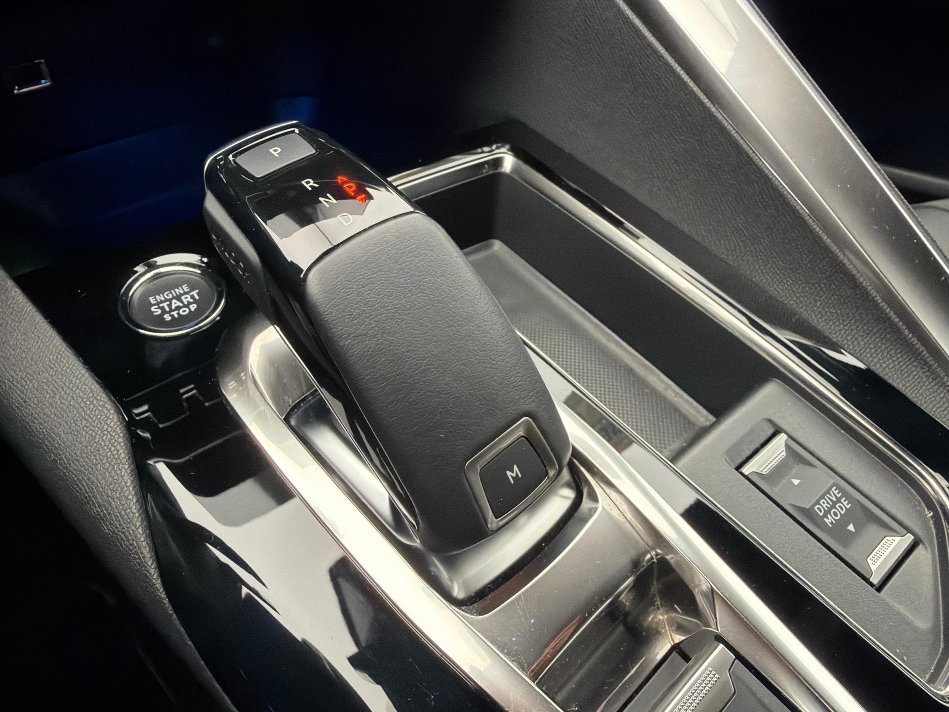 PEUGEOT 3008 1.5 BlueHDi GT Pack-image-19