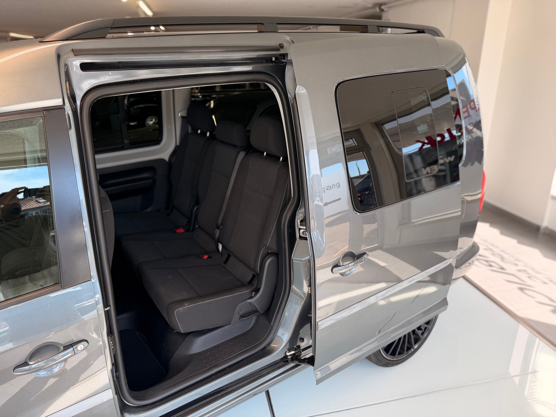 VW Caddy Maxi 2.0 TDI Trendline DSG-image-11