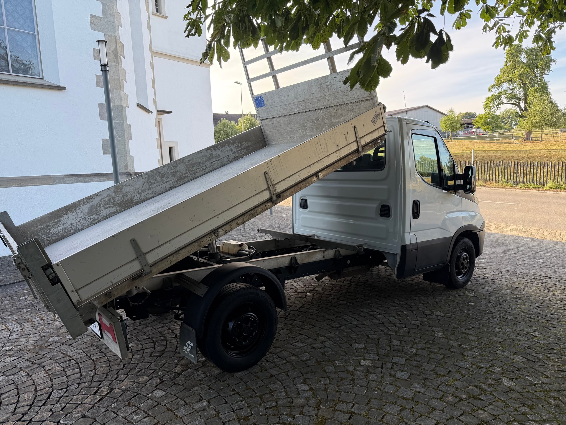 IVECO 35 S 13 / Kipper / Frisch ab MFK / Service gepflegt inkl. Zahnriemen / Nutzlast 1240kg / Anhängerkupplung 3500kg-image-3
