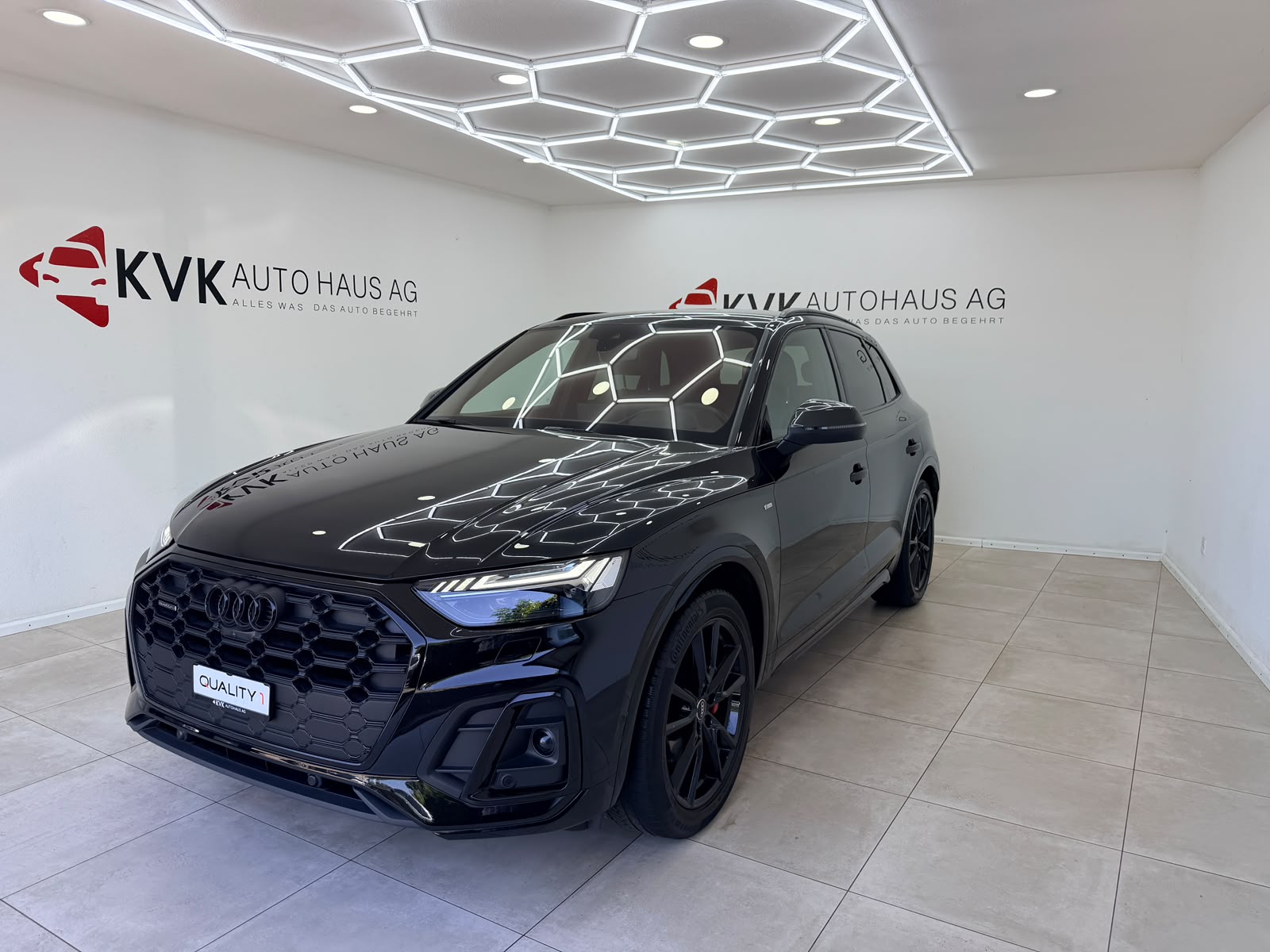 AUDI Q5 40 TDI Black Edition quattro S-tronic*CH Fahzeug*Top Austattung*5 Jahre Werksgarantie*-showroom-element-1