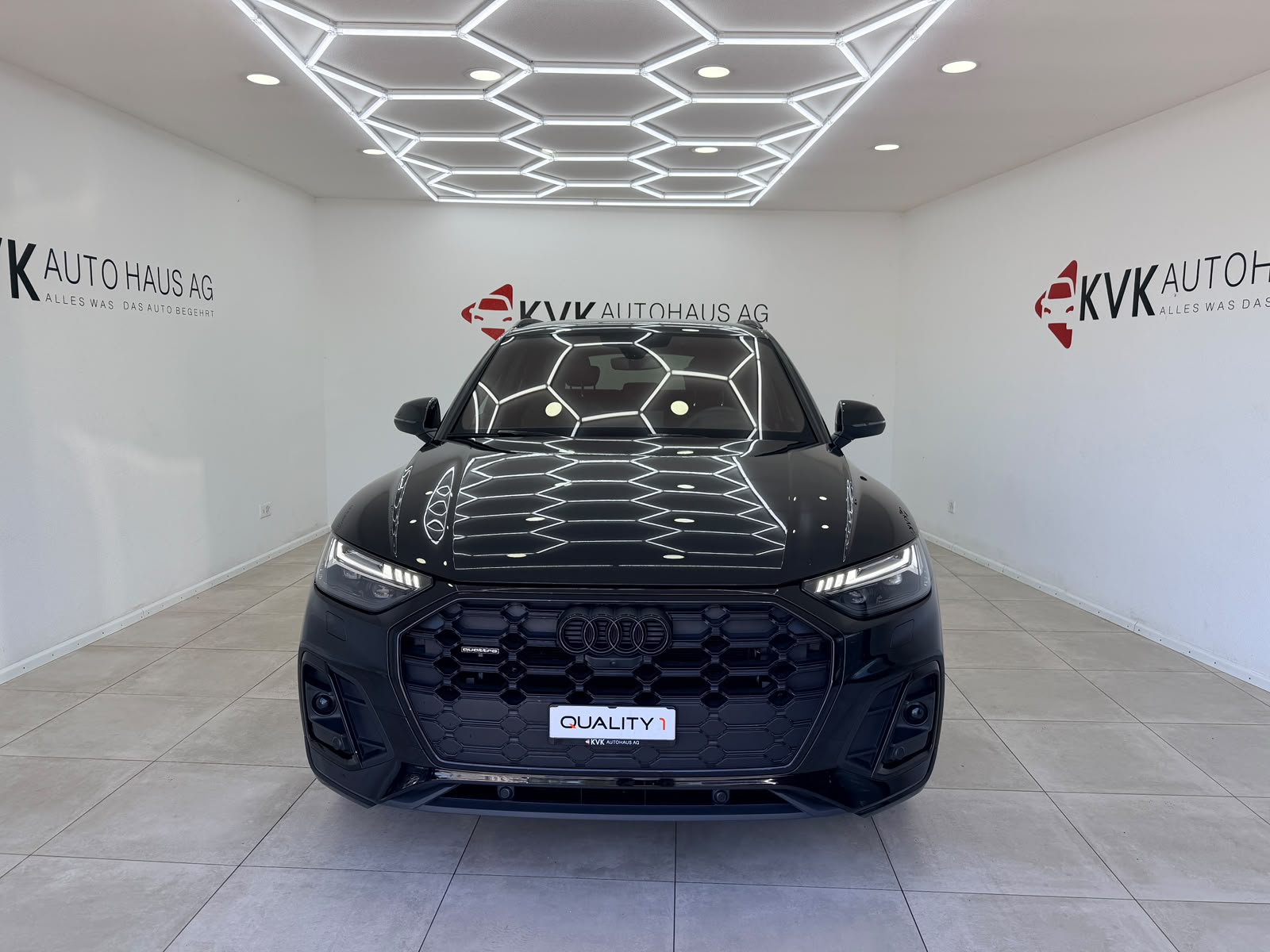 AUDI Q5 40 TDI Black Edition quattro S-tronic*CH Fahzeug*Top Austattung*5 Jahre Werksgarantie*-showroom-element-2