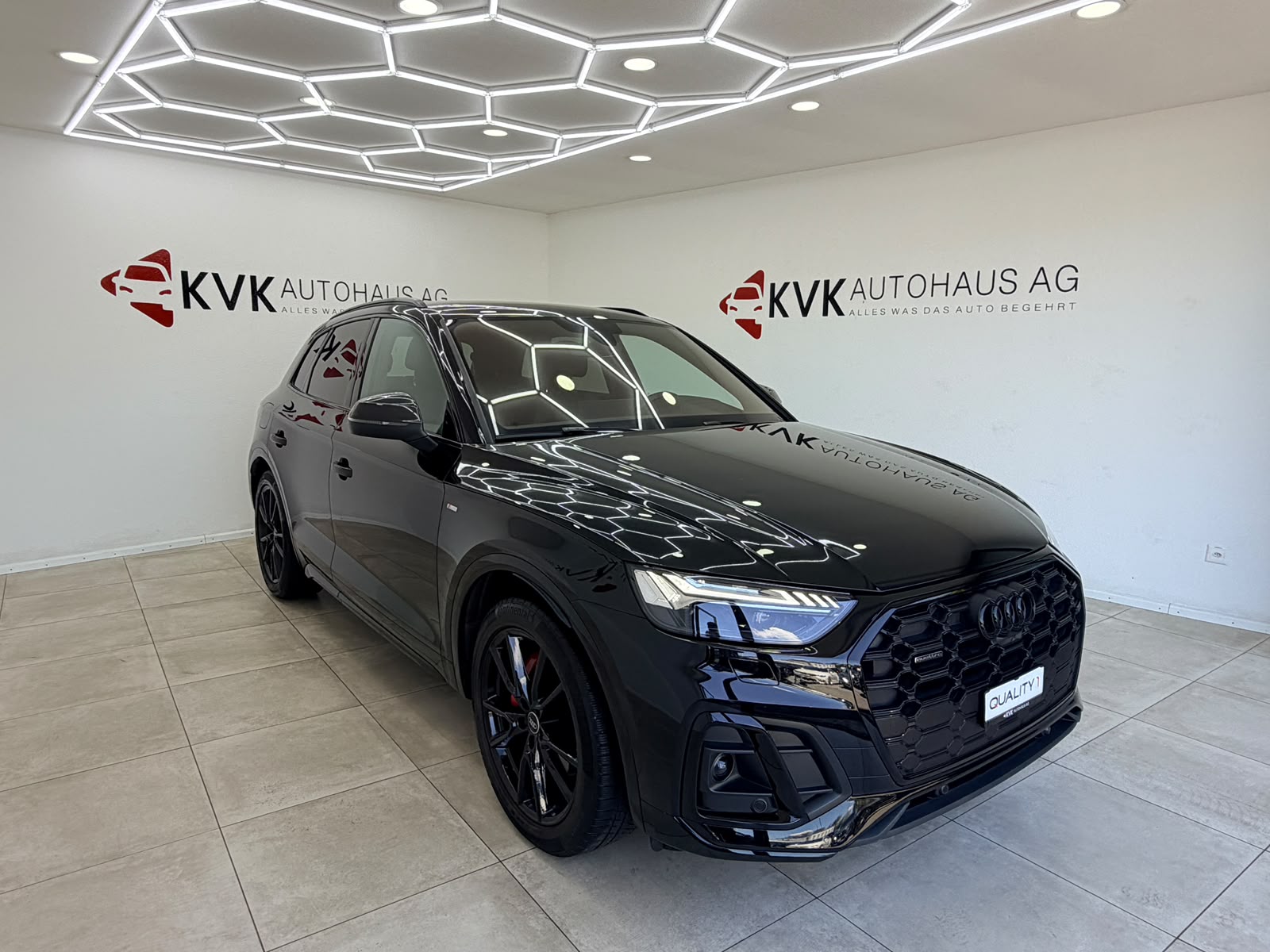 AUDI Q5 40 TDI Black Edition quattro S-tronic*CH Fahzeug*Top Austattung*5 Jahre Werksgarantie*-showroom-element-3