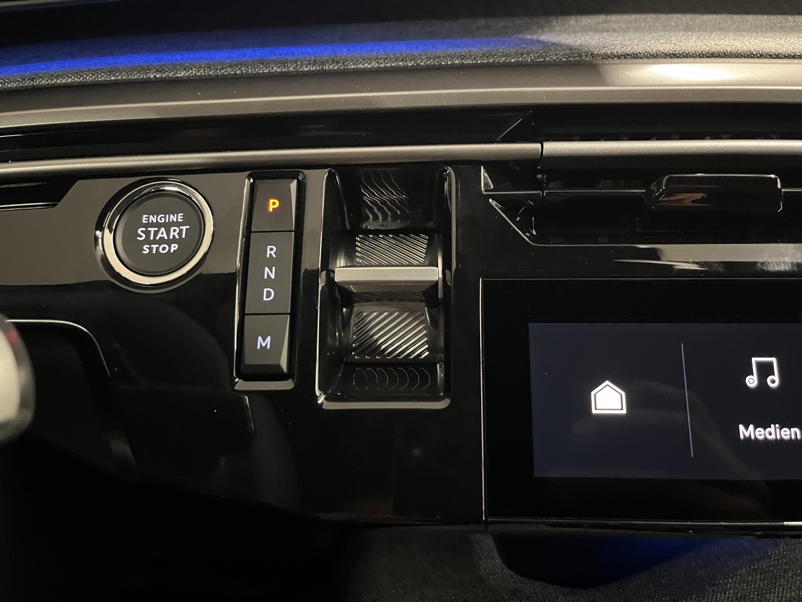 PEUGEOT 3008 1.2 Hybrid Allure Premium-image-10