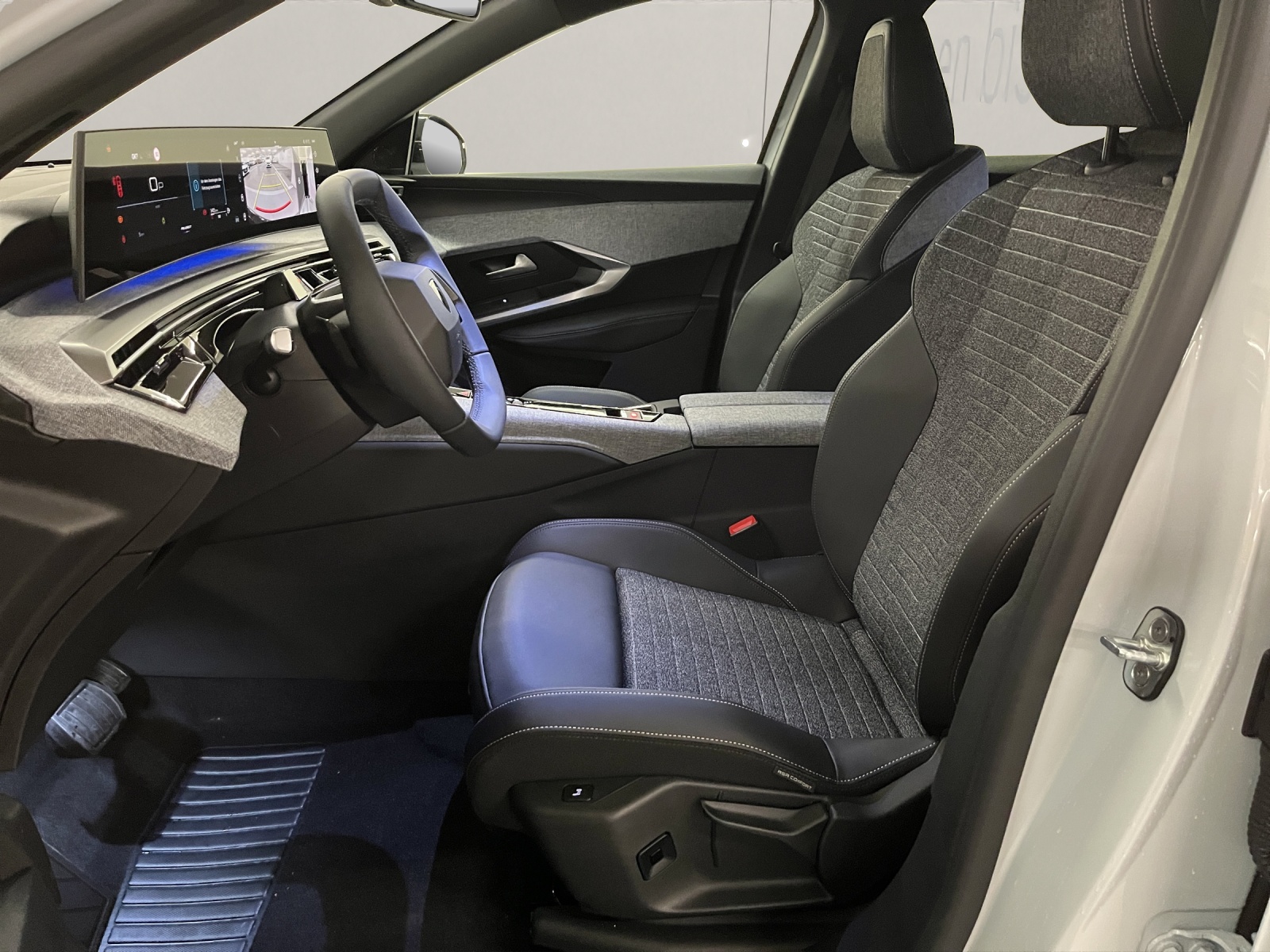 PEUGEOT 3008 1.2 Hybrid Allure Premium-image-6