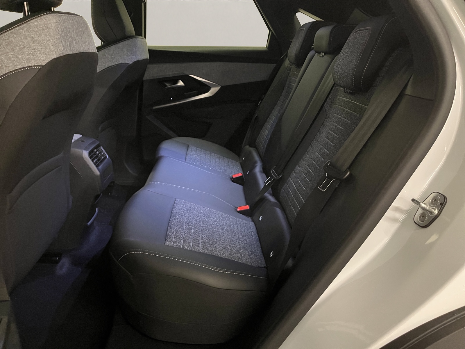 PEUGEOT 3008 1.2 Hybrid Allure Premium-image-13
