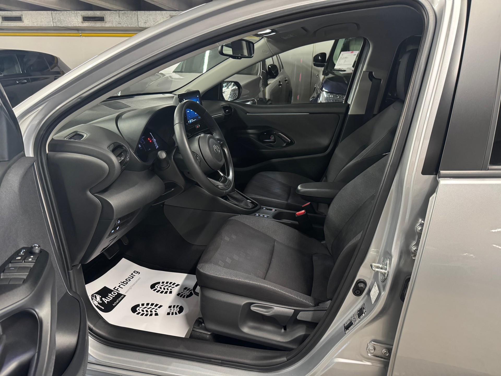 TOYOTA Yaris 1.5 Premium e-CVT-image-3