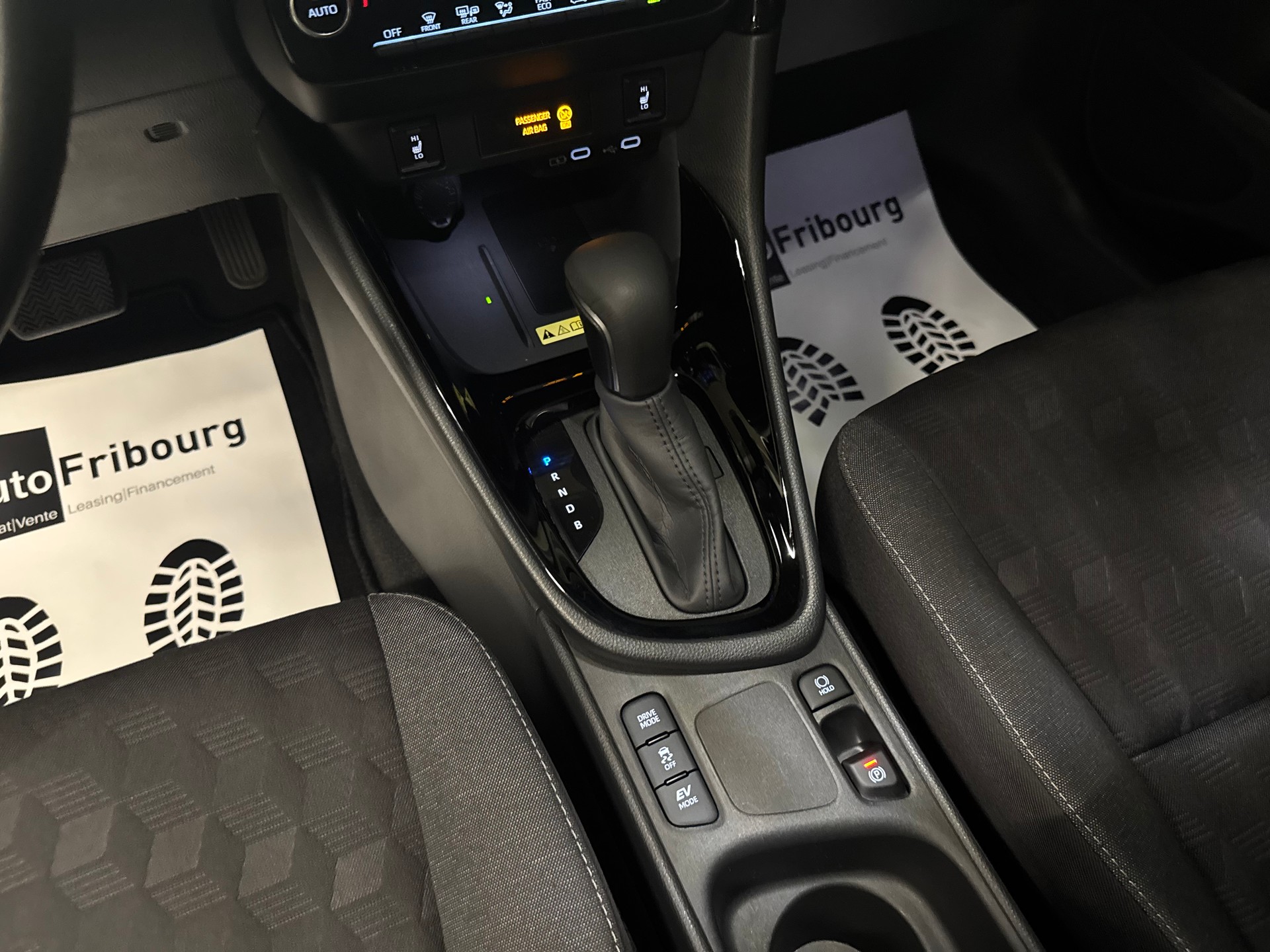 TOYOTA Yaris 1.5 Premium e-CVT-image-5