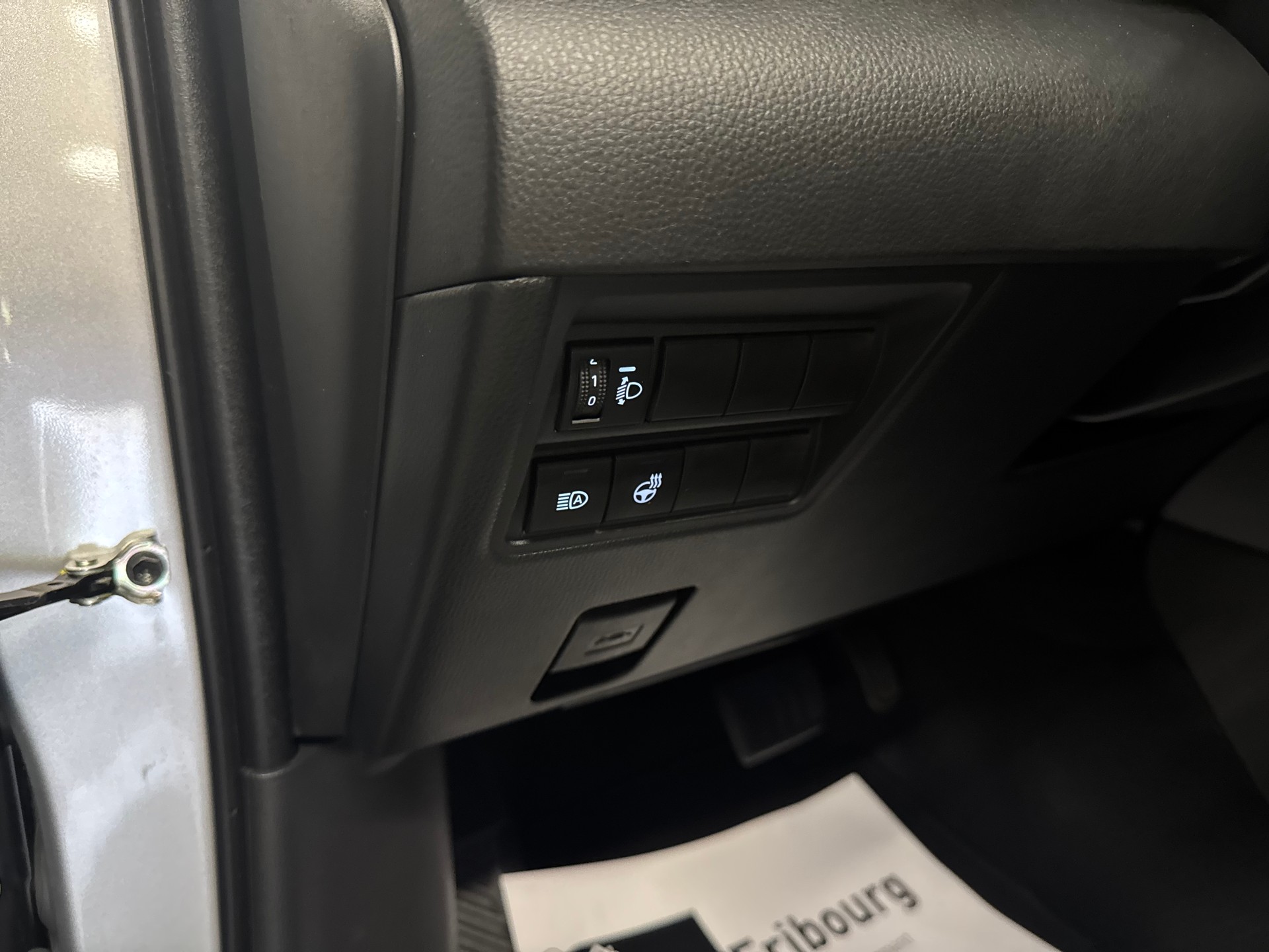 TOYOTA Yaris 1.5 Premium e-CVT-image-10