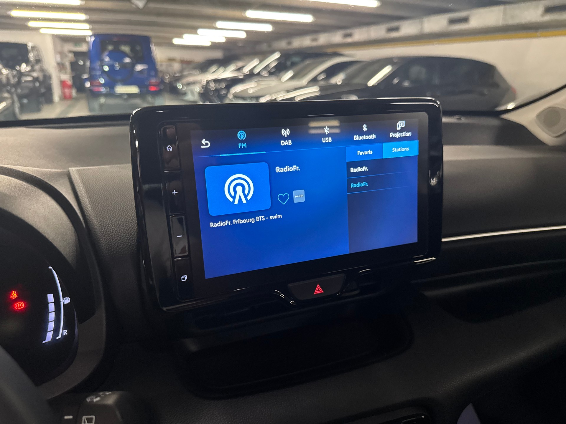 TOYOTA Yaris 1.5 Premium e-CVT-image-7