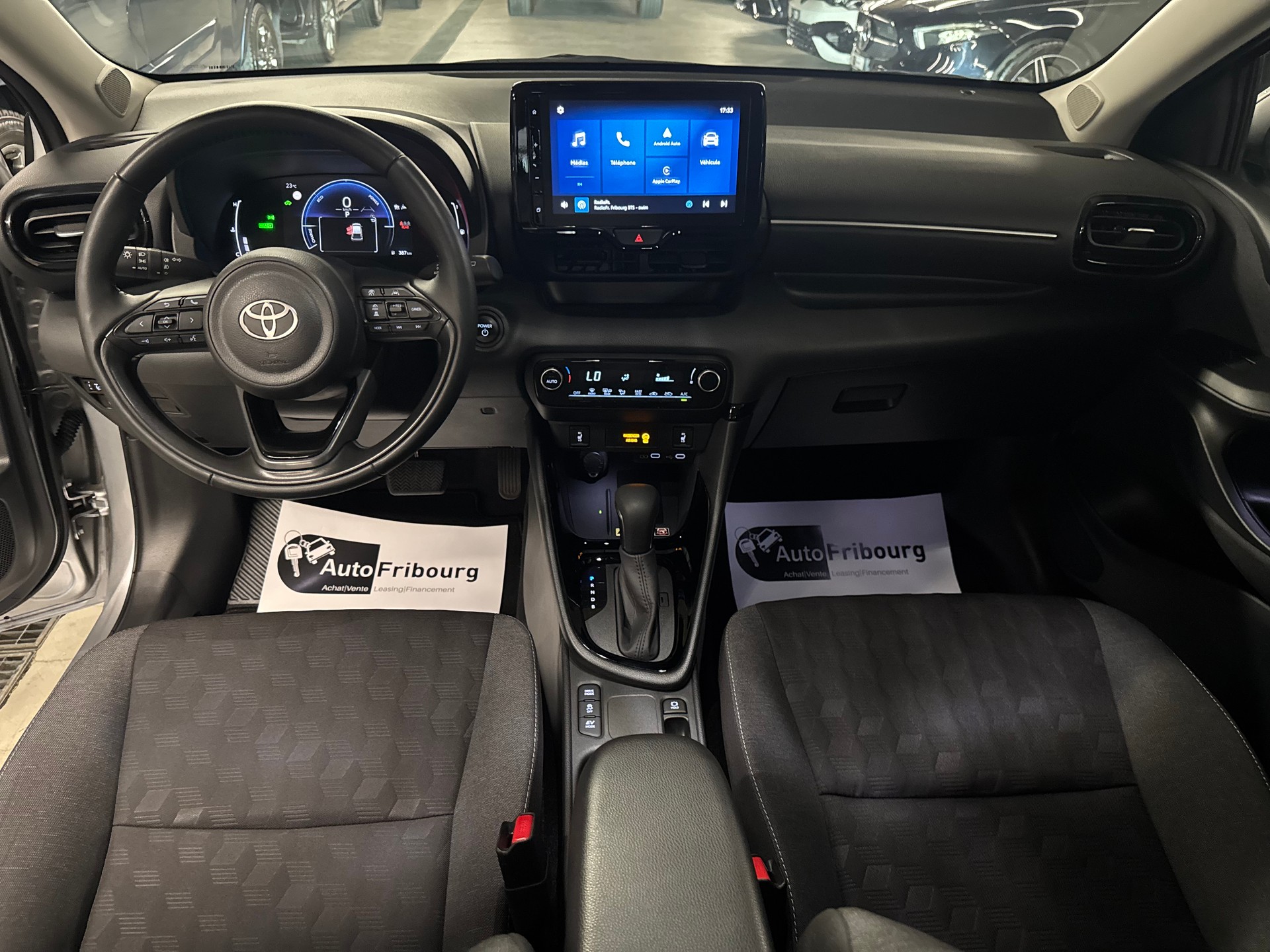 TOYOTA Yaris 1.5 Premium e-CVT-image-4