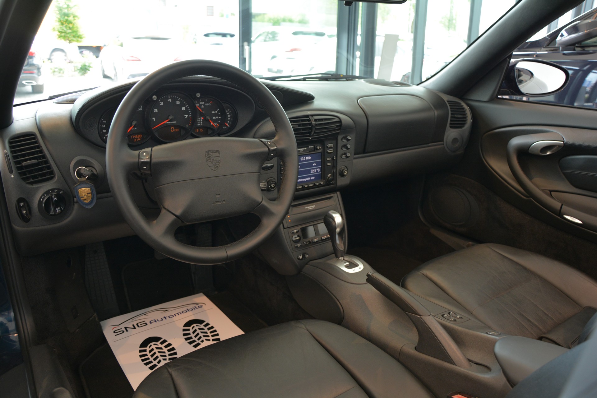 PORSCHE 911 Carrera 4 Cabrio-image-10