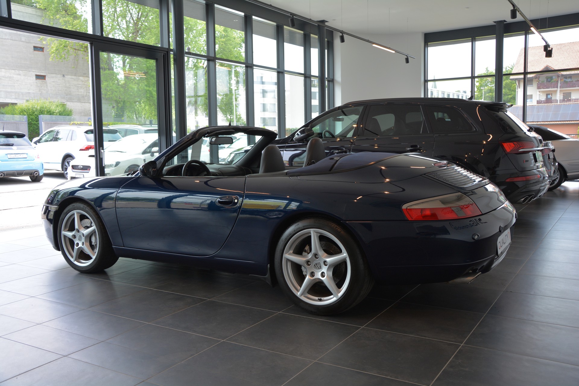 PORSCHE 911 Carrera 4 Cabrio-image-3