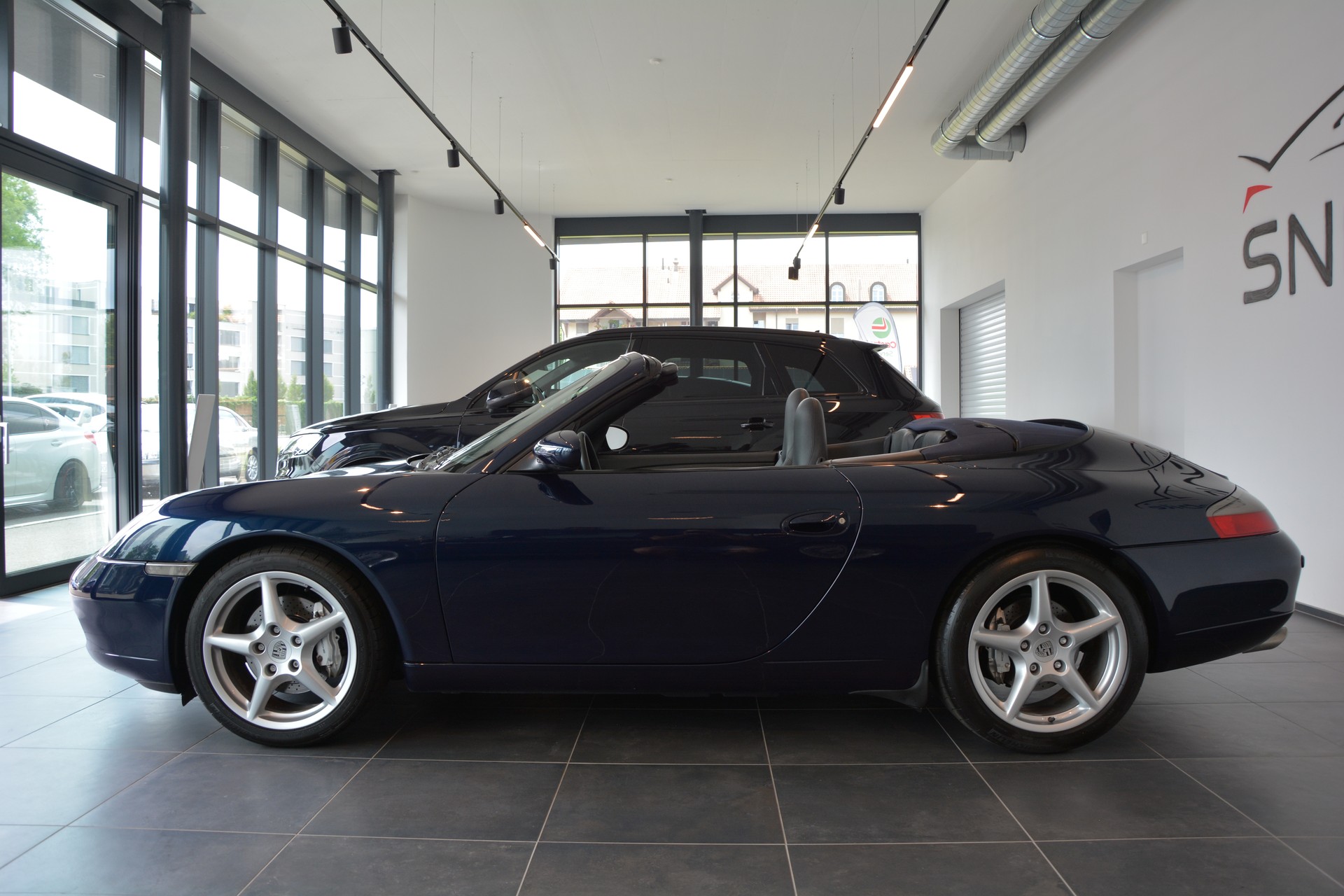 PORSCHE 911 Carrera 4 Cabrio-image-2