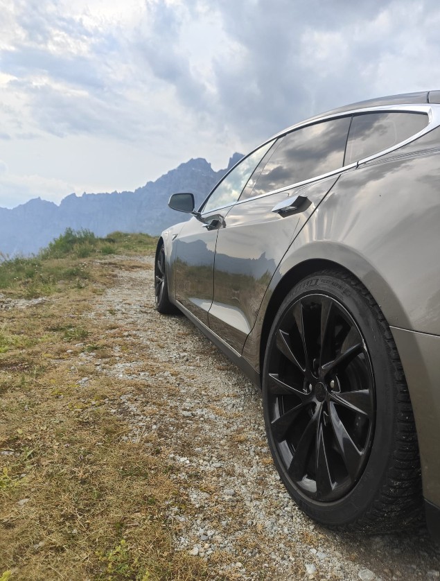 TESLA 70 D ( Free Tesla Supercharging )-image-2