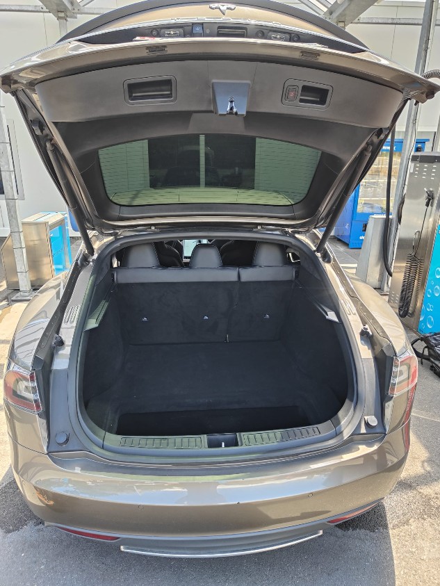 TESLA 70 D ( Free Tesla Supercharging )-image-4