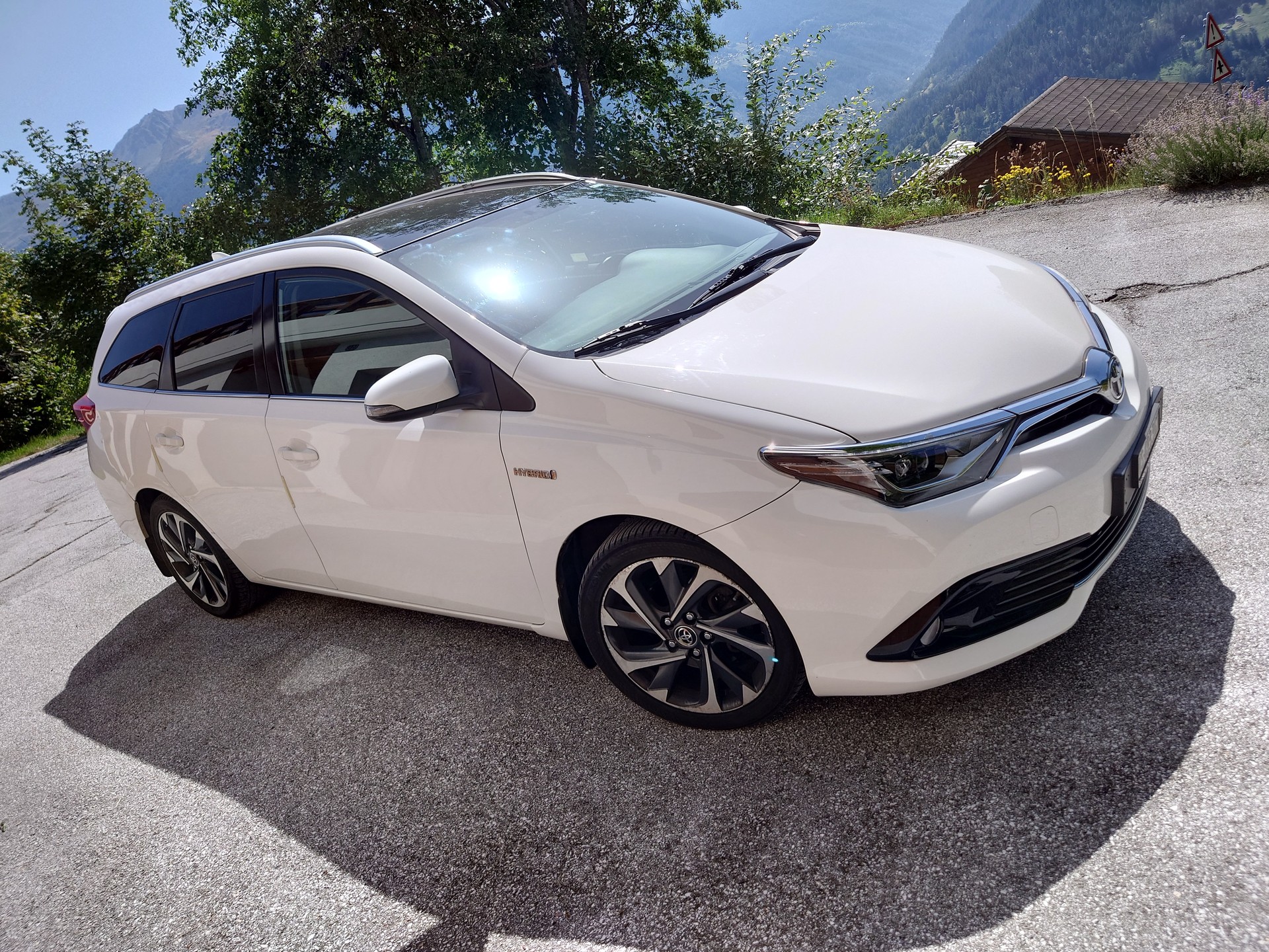 TOYOTA Touring sports 1.8 Hybrid, version 135 Confort-image-0