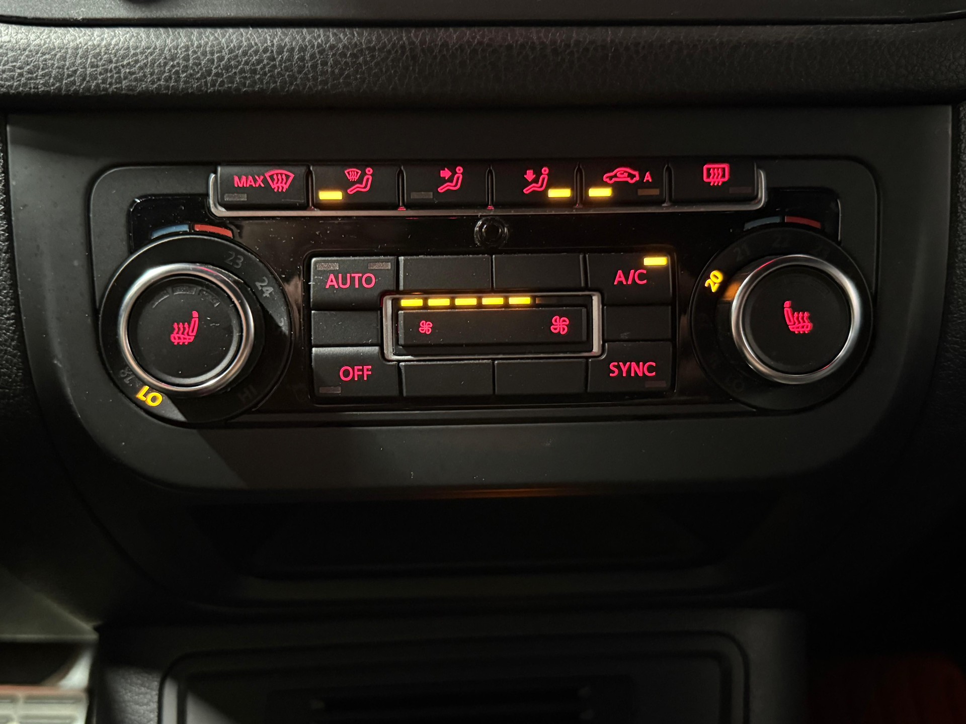 VW Tiguan 2.0 TDI BMT Cup R-Line 4Motion DSG / Anhängerkupplung-image-17