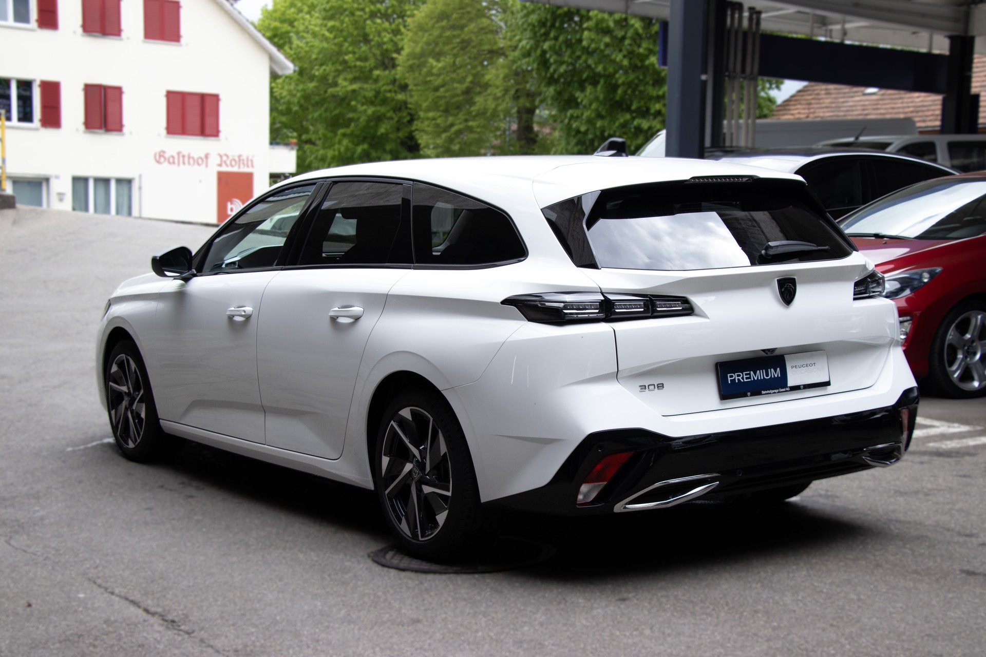 PEUGEOT 308 SW 1.5 BlueHDI Allure EAT8-showroom-element-1