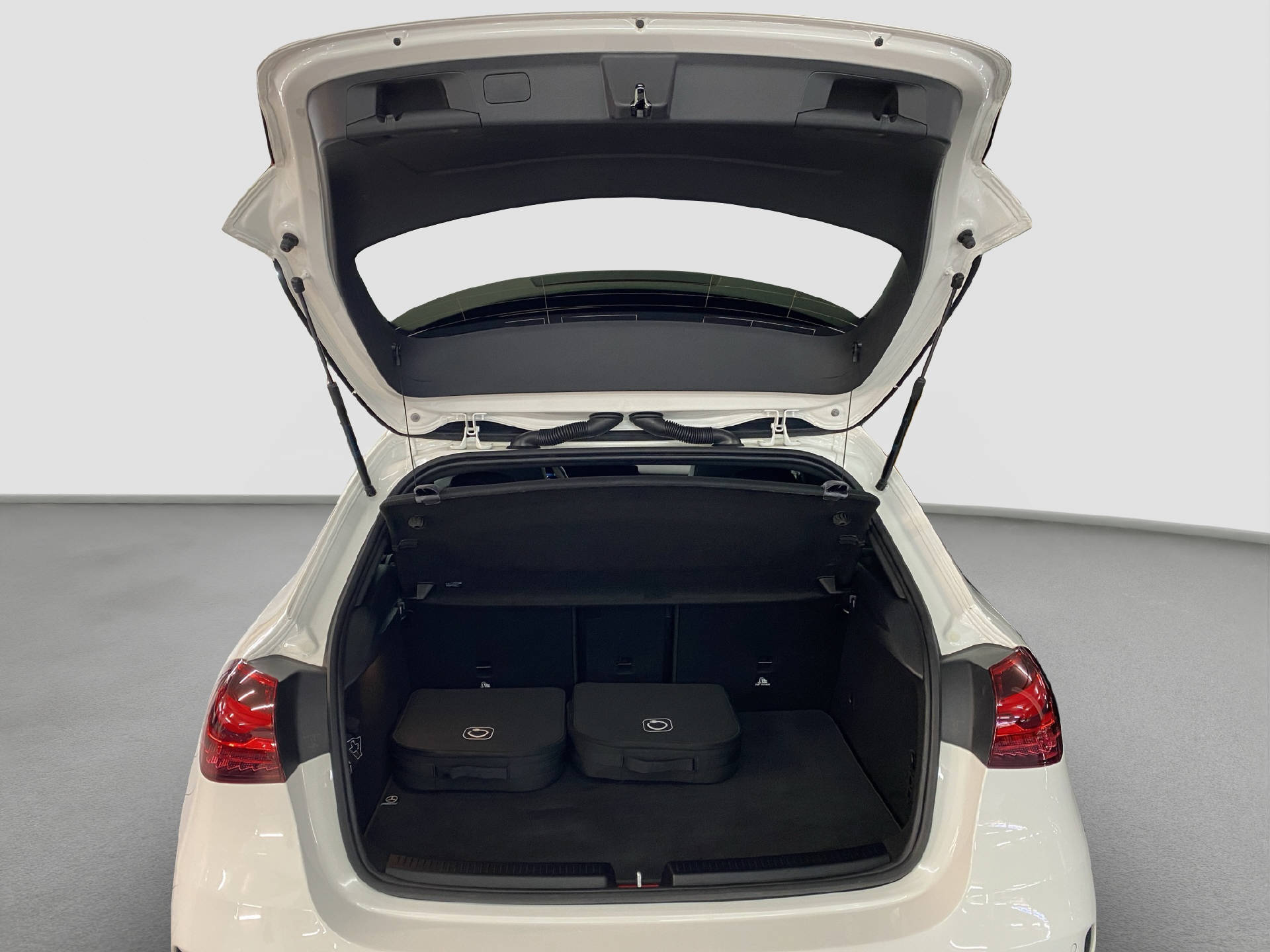 MERCEDES-BENZ A 250 e EQ Star AMG Line-image-15