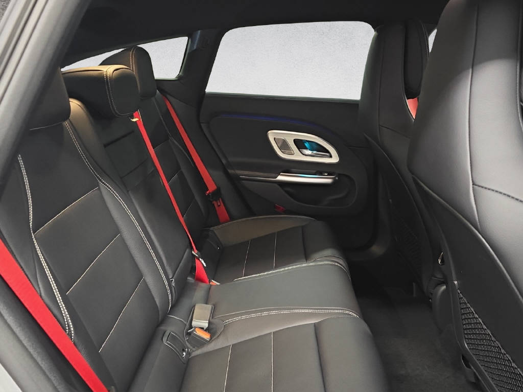 MERCEDES-BENZ CLA 220 4Matic AMG Line Shooting Brake-image-12