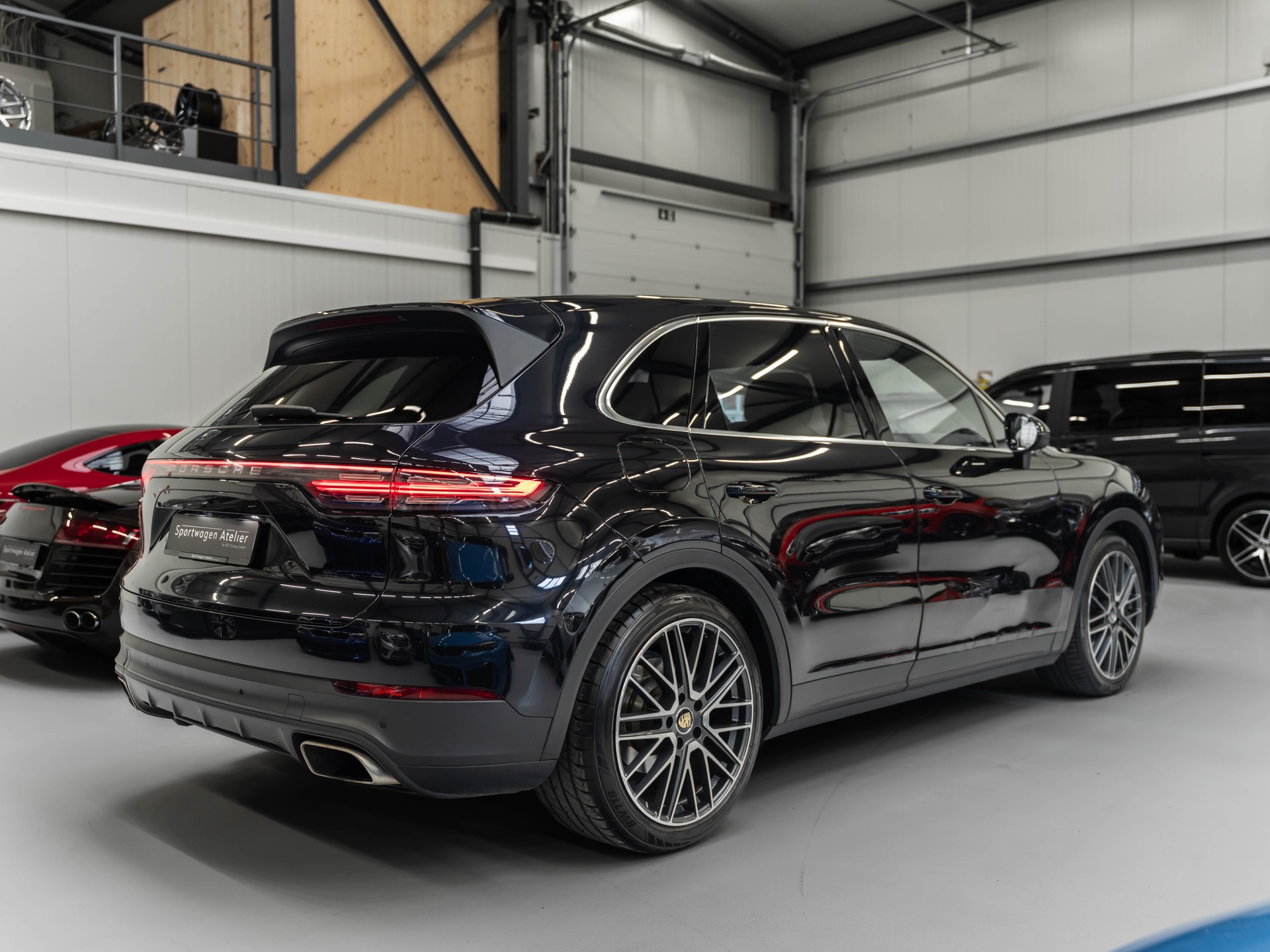 PORSCHE Cayenne-showroom-element-3