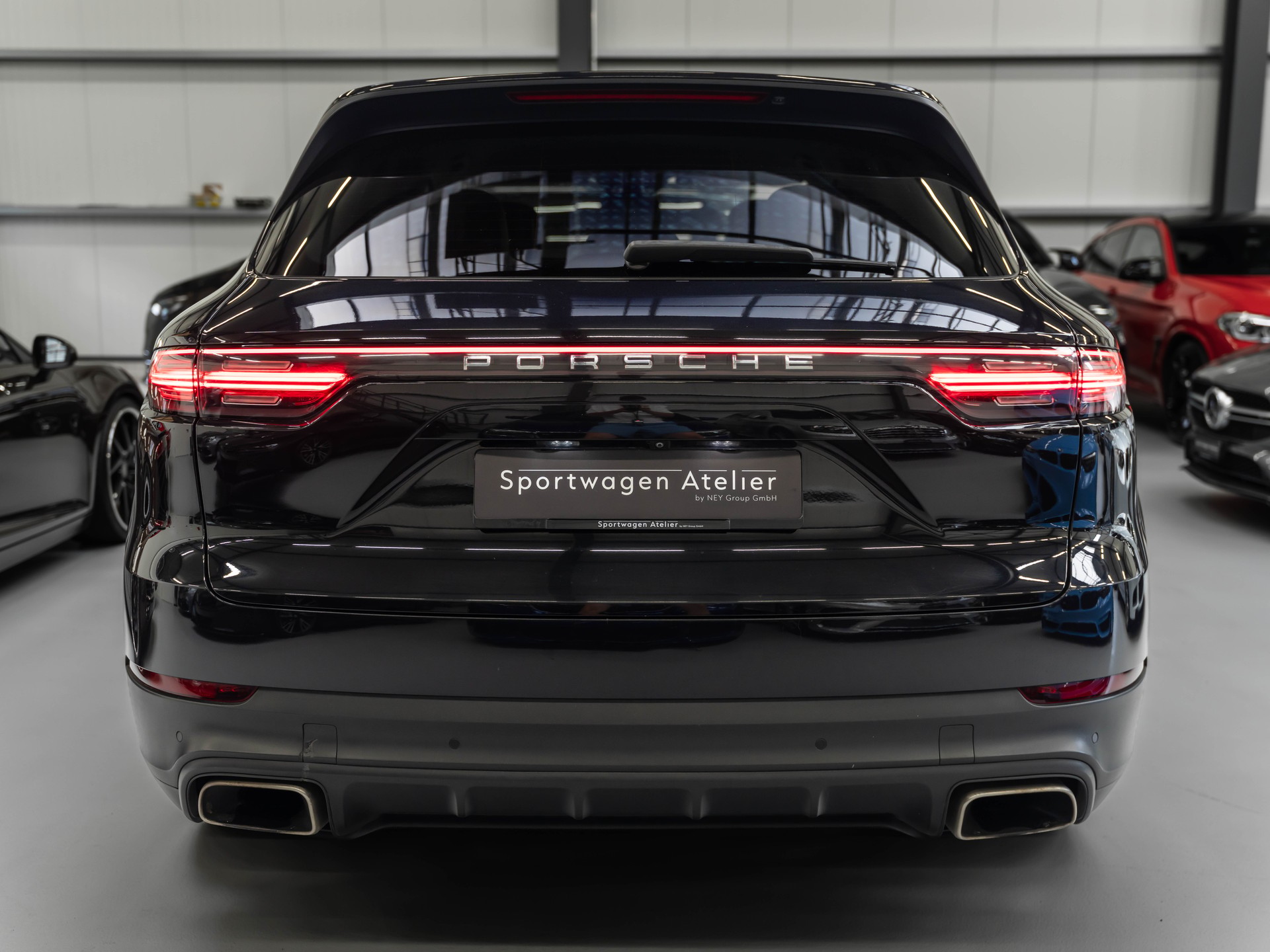 PORSCHE Cayenne-showroom-element-2