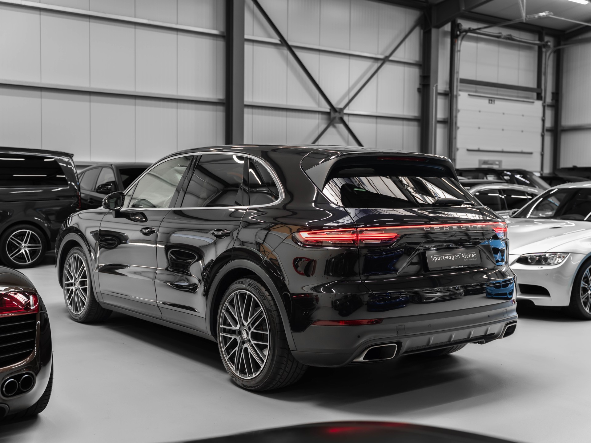 PORSCHE Cayenne-showroom-element-1