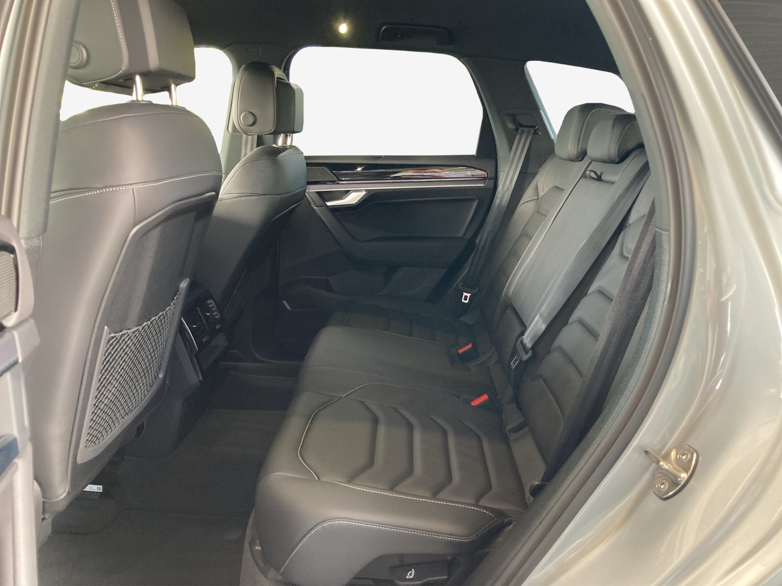 VW Touareg 3.0 TDI R-Line Tiptronic-image-11