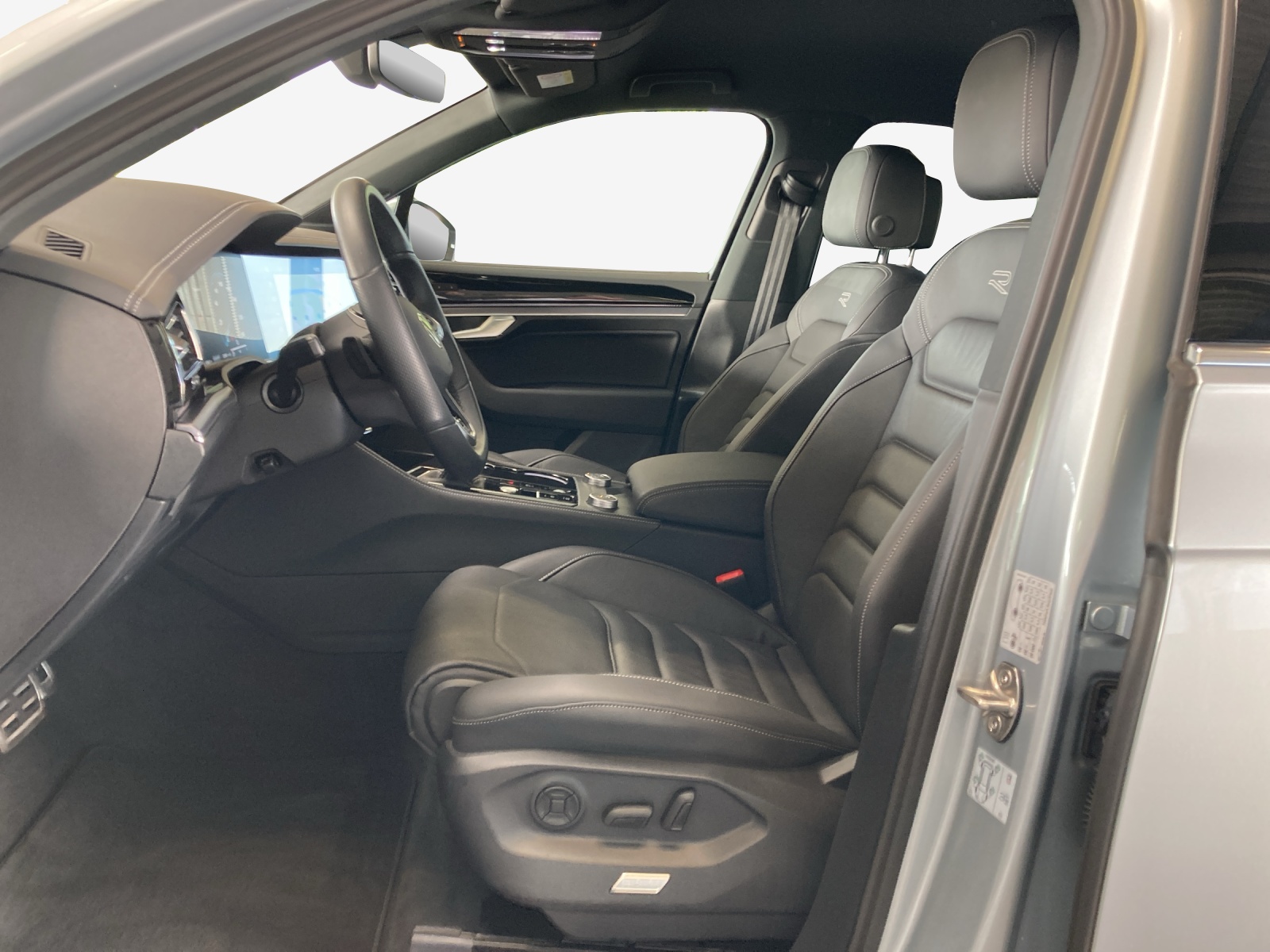 VW Touareg 3.0 TDI R-Line Tiptronic-image-7